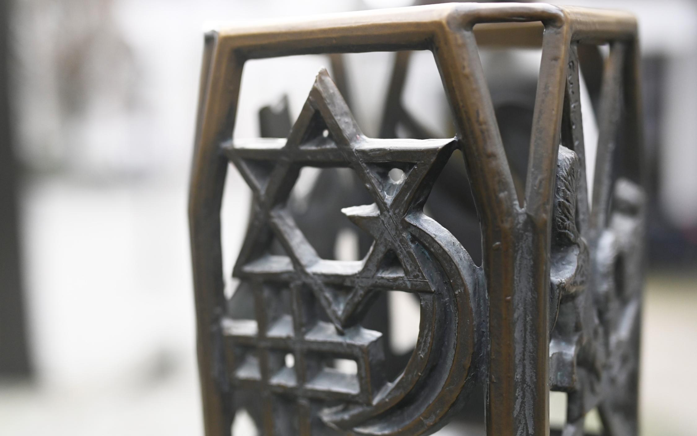 Die drei Weltreligionen das Christentum, der Islam und das Judentum sind eng miteinander verwoben.